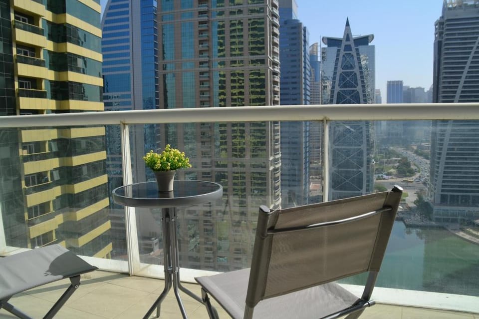 Delightful Lake View 1 Bedroom in JLT Apartment in Dubai