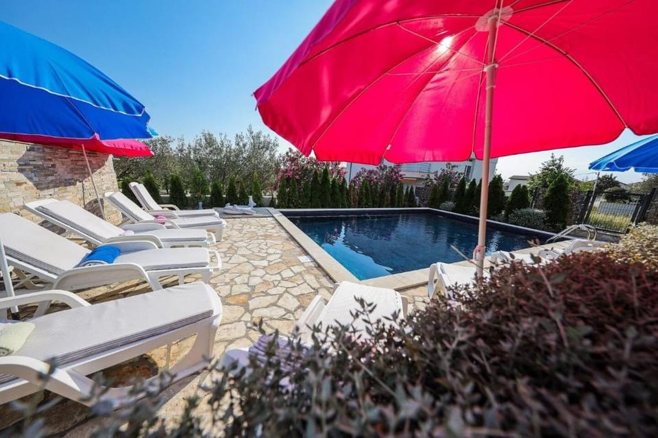 Luton 2, heat Pool Hot tub Sea View Apartment in Zadar County