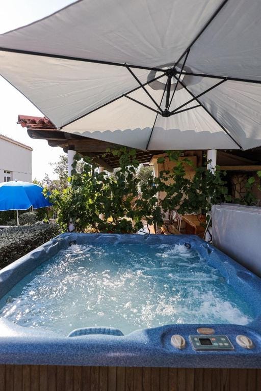 Luton 2, heat Pool Hot tub Sea View Apartment in Zadar County