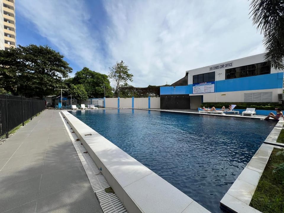 AFFORDABLE STAY NEAR AIRPORT W/ FAST WIFI & POOL Apartment in Lapu-Lapu City