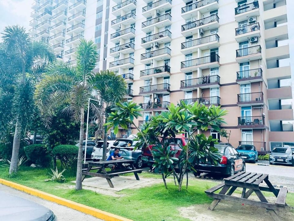 AFFORDABLE STAY NEAR AIRPORT W/ FAST WIFI & POOL Apartment in Lapu-Lapu City