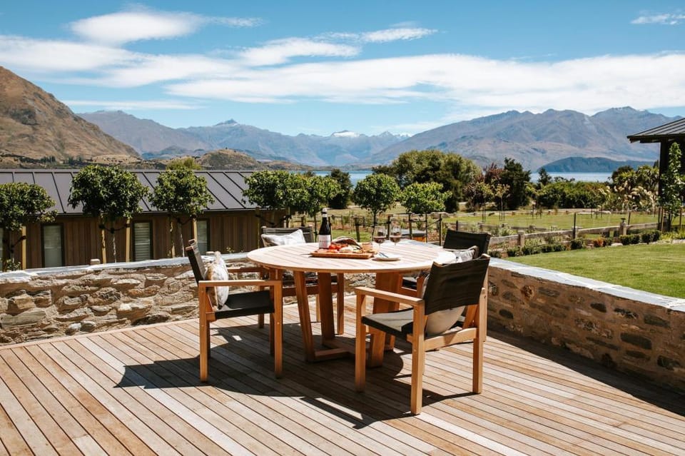 Three Peaks House - Sleeps 10 - Lake Views Vacation rental in Wanaka