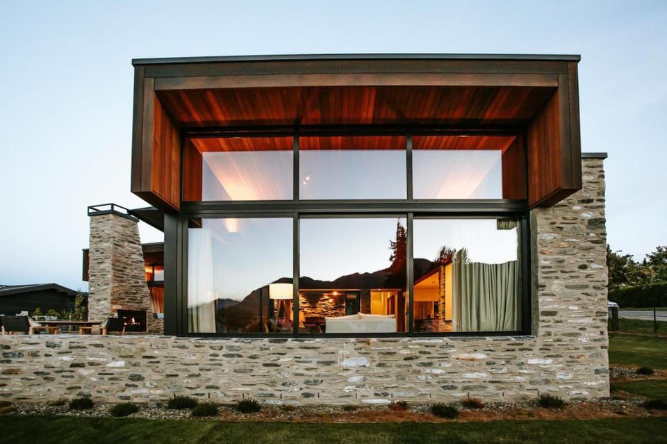 Three Peaks House - Sleeps 10 - Lake Views Vacation rental in Wanaka