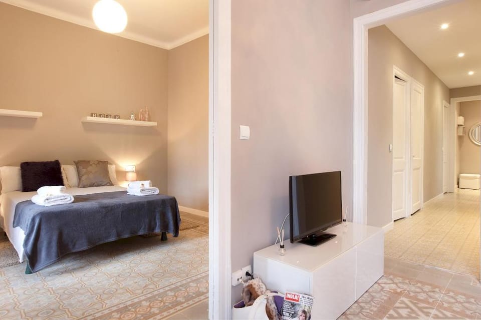 SOFIA 2 · Sofia's Gallery · Charming apartment in a real Barcelona surrounding Apartment in Barcelona
