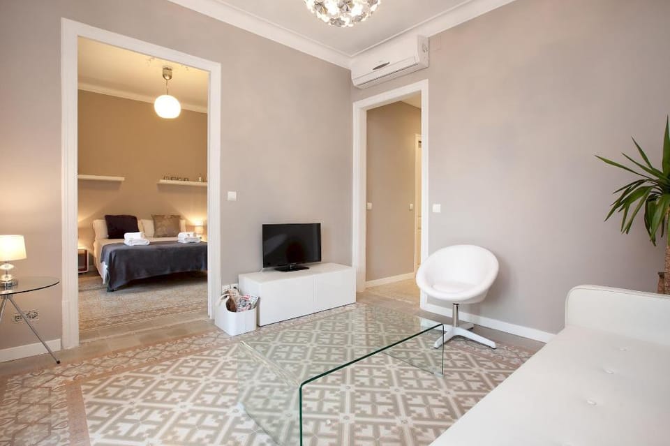 SOFIA 2 · Sofia's Gallery · Charming apartment in a real Barcelona surrounding Apartment in Barcelona