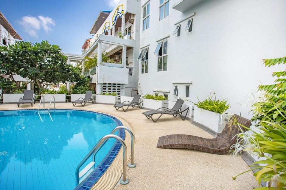 Beachfront Condo 2 bedrooms - near Bangla & Malls Apartment in Patong