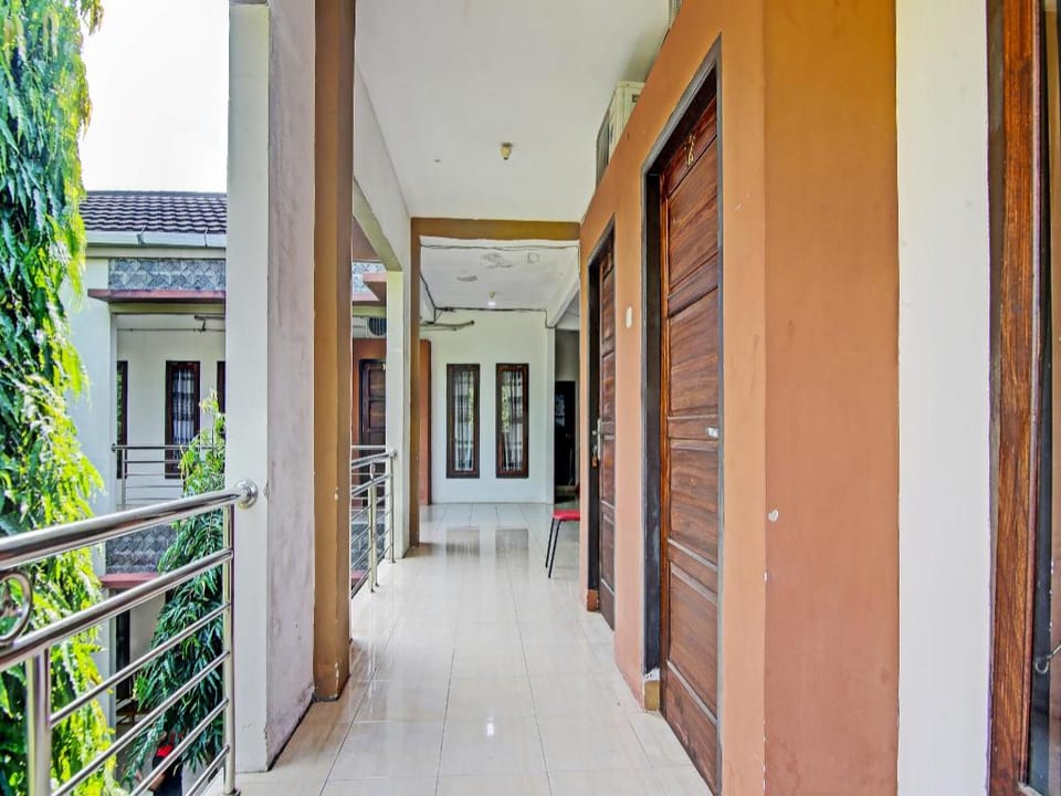 OYO 90476 Iksan Homestay Syariah Hotel in Indonesia