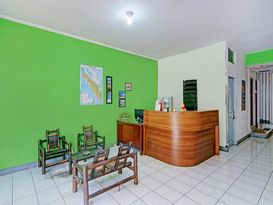 OYO 90468 Monalisa Guesthouse Hotel in Padang