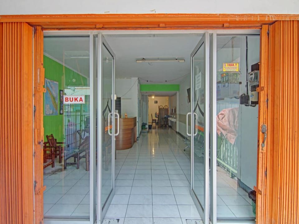 OYO 90468 Monalisa Guesthouse Hotel in Padang