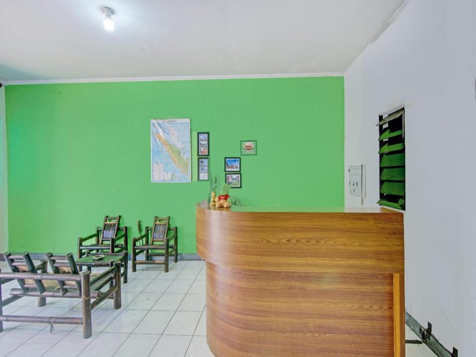 OYO 90468 Monalisa Guesthouse Hotel in Padang