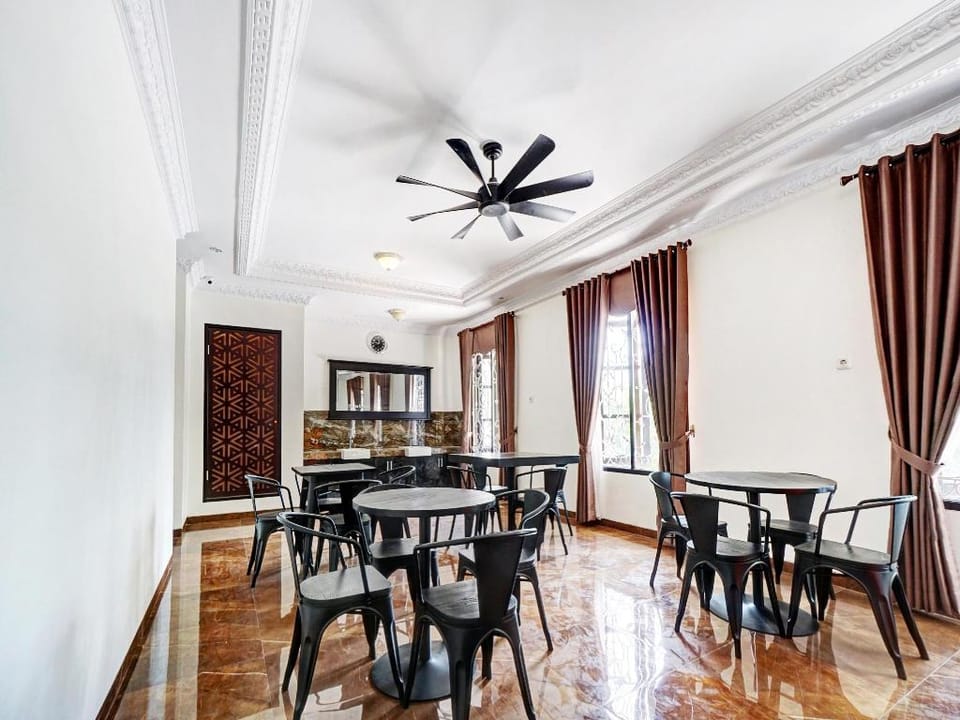 OYO 90480 Sultan Guest House Hotel in East Java
