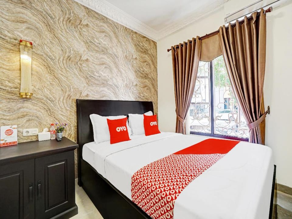 OYO 90480 Sultan Guest House Hotel in East Java
