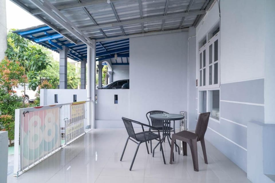 Nina House near Taman Budaya Sentul RedPartner Apartment in West Java