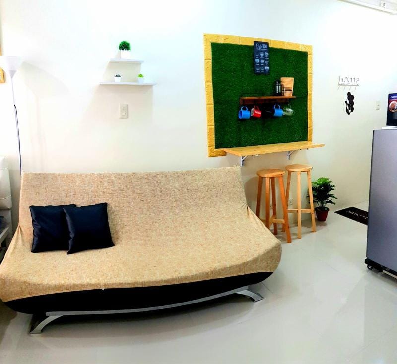 JEDHomes 5paxQueen|Mini-Cafe|Balcony|Netflix|Cnvrg Apartment in Paranaque