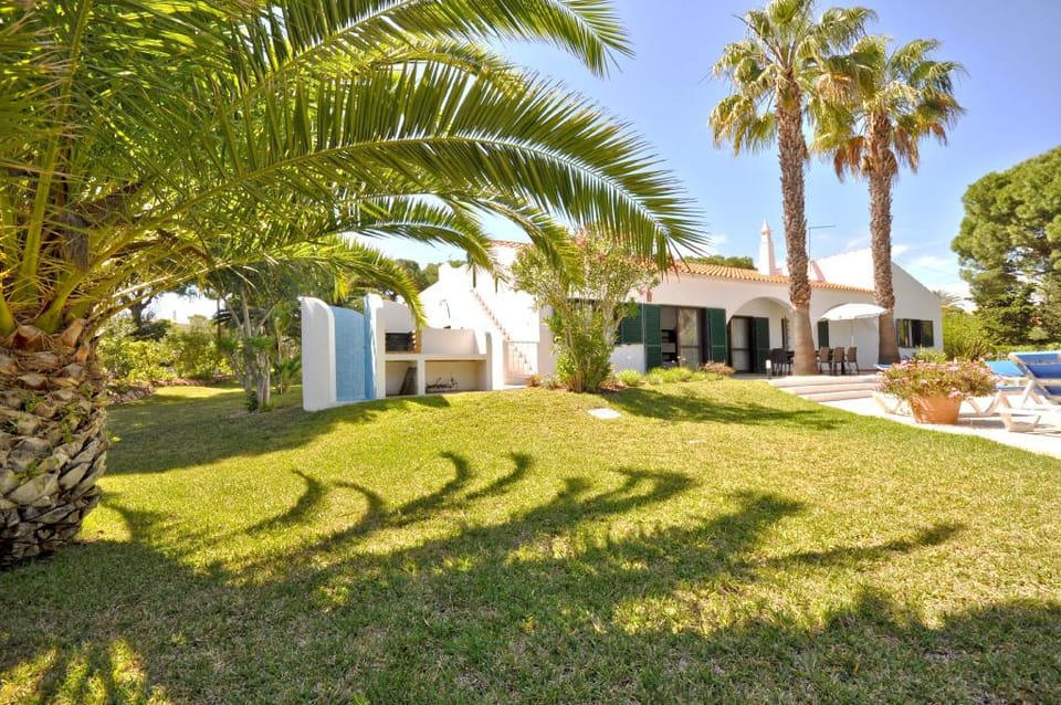 Close to amenities, free air conditioning and wi-fi Villa in Quarteira