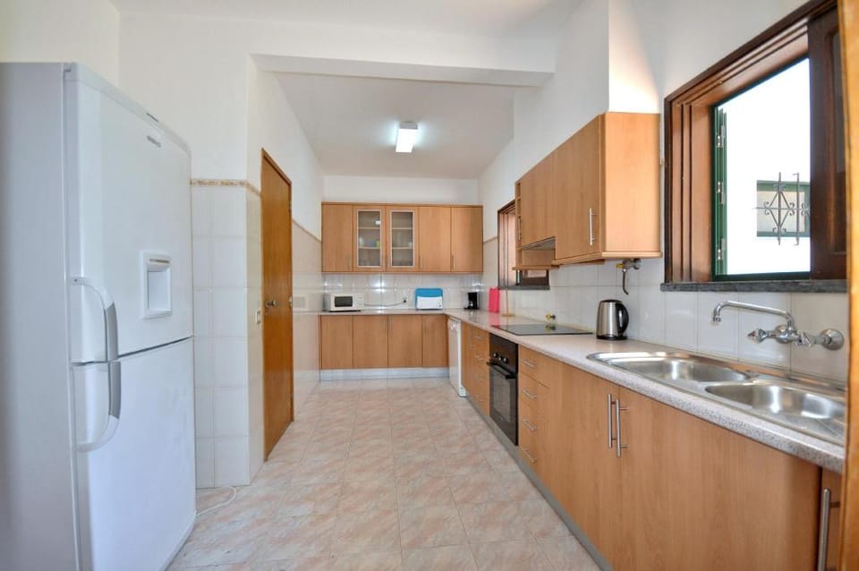 Close to amenities, free air conditioning and wi-fi Villa in Quarteira