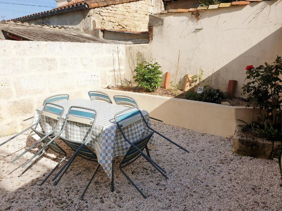 Maison de ville confortable avec cour intérieure Apartment in Angoulême