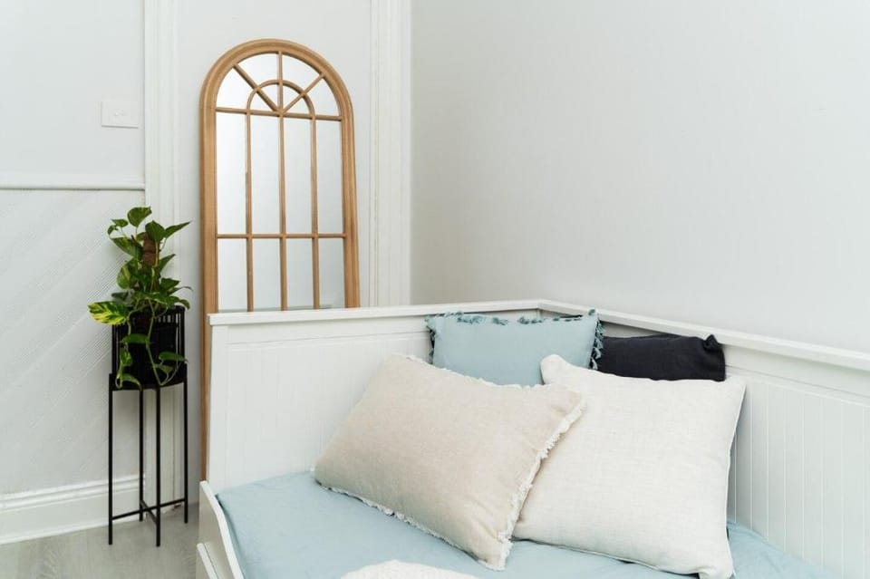 Est. 1910- Luxury stay located on the main street Apartment in Cessnock