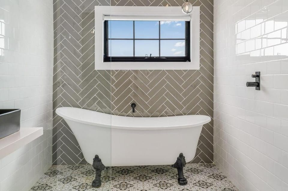 Est. 1910- Luxury stay located on the main street Apartment in Cessnock