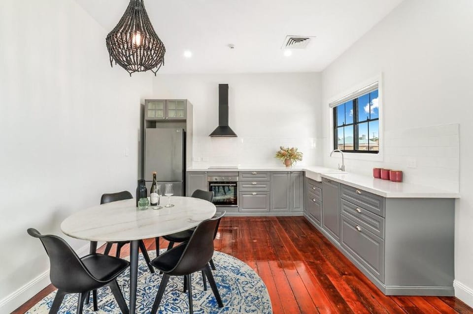 Est. 1910- Luxury stay located on the main street Apartment in Cessnock