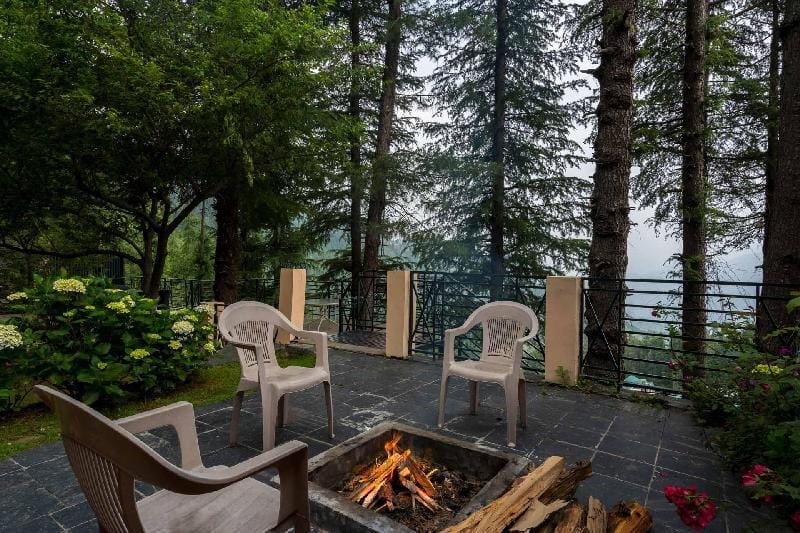 Wood House Retreat by Vista Rooms Villa in Himachal Pradesh