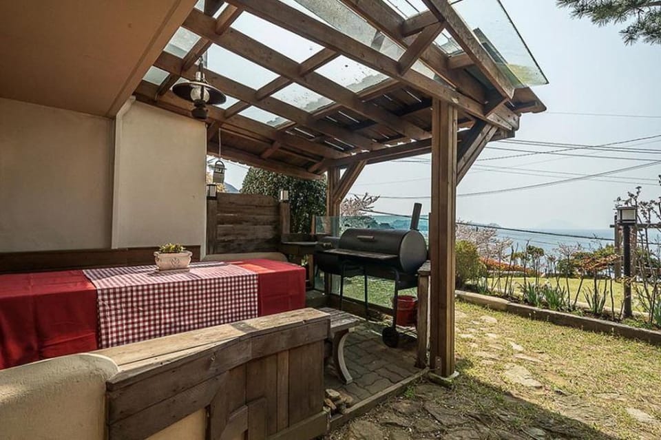 Geoje badatga, Aesop ajeossine jip Bed and Breakfast in South Korea
