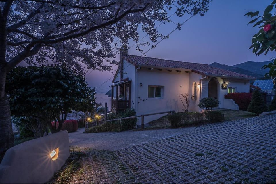 Geoje badatga, Aesop ajeossine jip Bed and Breakfast in South Korea