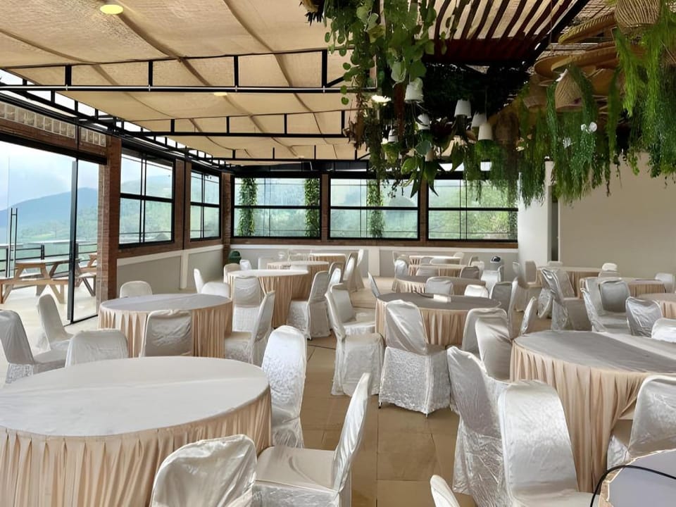 Alinson Sunset Hill Hotel in Cisarua