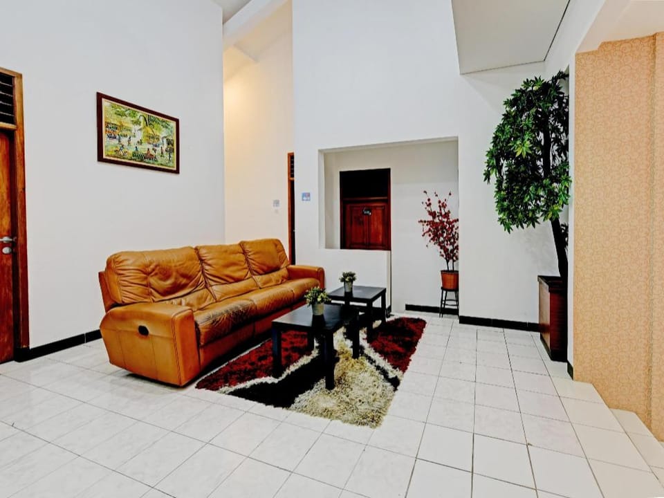 Super OYO Capital O 90497 Navaya Guest House Hotel in Indonesia