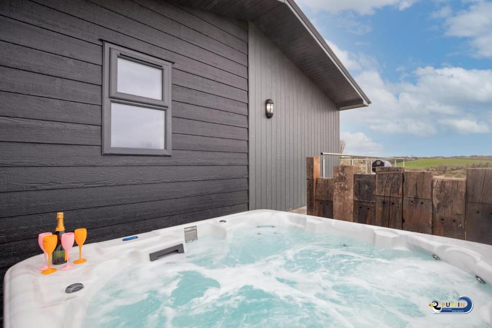 Valley View Lodge - Luxury Lodge, Hot Tub, Close to Beach Hotel in Saint Florence