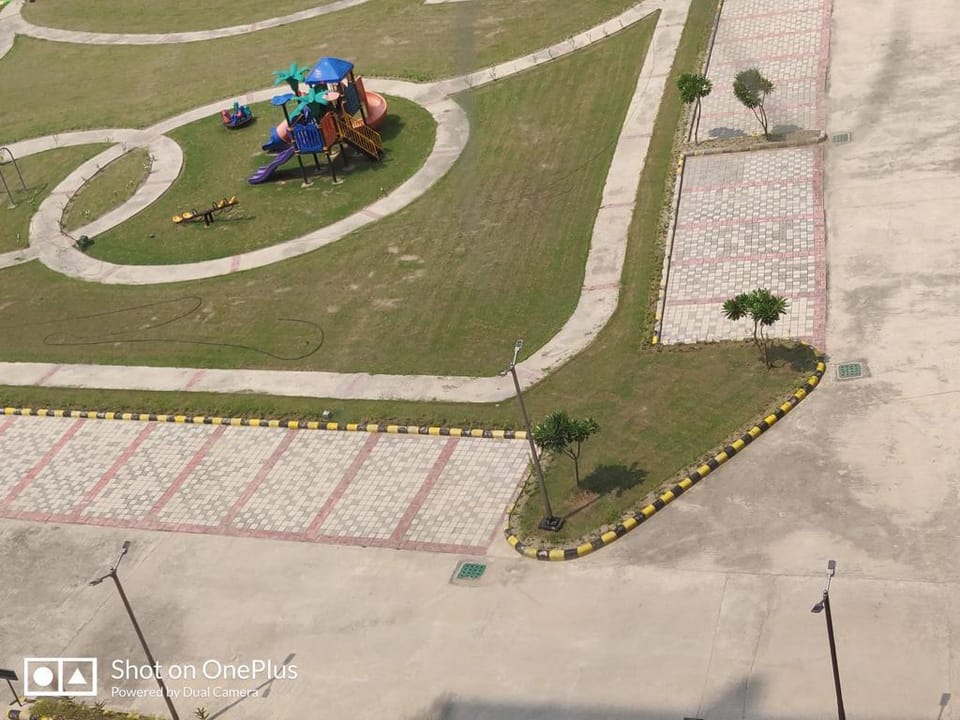 Qhome Luxury Studio For Stay Apartment in Noida