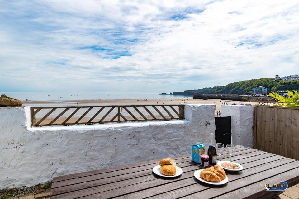 Kilmore - Direct Beach Access, Sea Views Country House in Saundersfoot