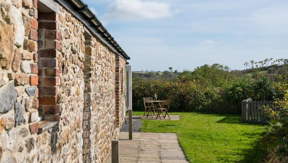 The Dairy - Luxury Cottage with Hot Tub and Views Country House in Amroth