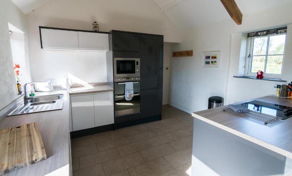 The Dairy - Luxury Cottage with Hot Tub and Views Country House in Amroth