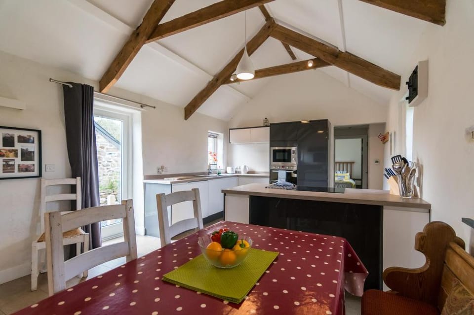 The Dairy - Luxury Cottage with Hot Tub and Views Country House in Amroth
