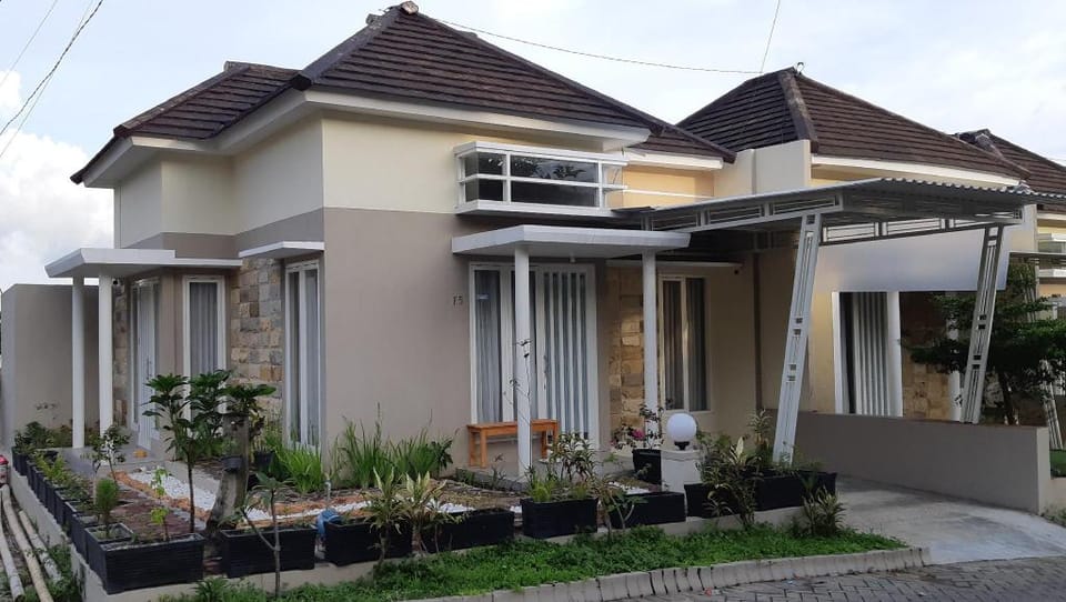 Full House at Villa Family depan Jatimpark 3 Batu By SC Hotel in East Java