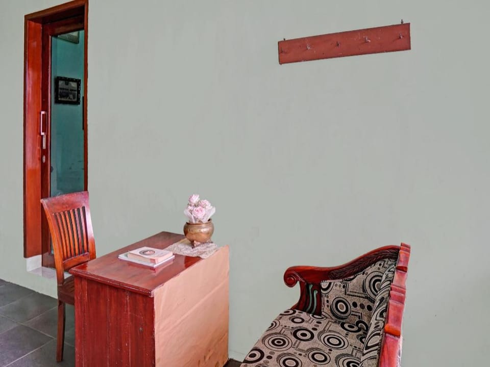 OYO 90537 De Wisma Emas Hotel in East Java