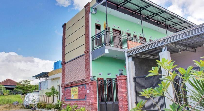 OYO 90537 De Wisma Emas Hotel in East Java
