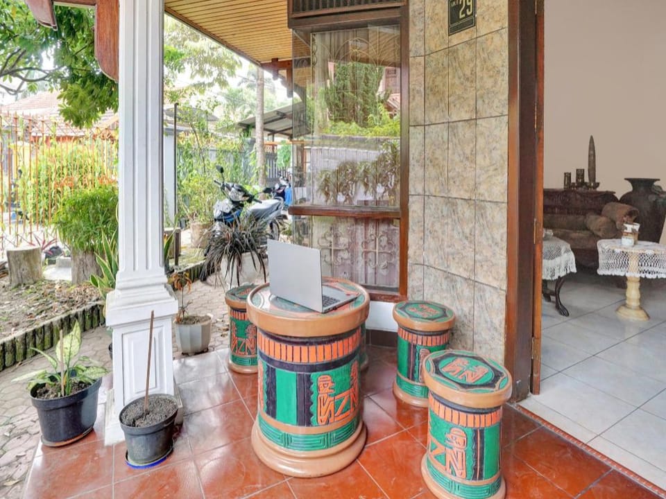 OYO Life  90539 Taman Borobudur Guest House Syariah Hotel in East Java