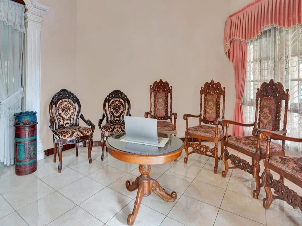 OYO Life  90539 Taman Borobudur Guest House Syariah Hotel in East Java