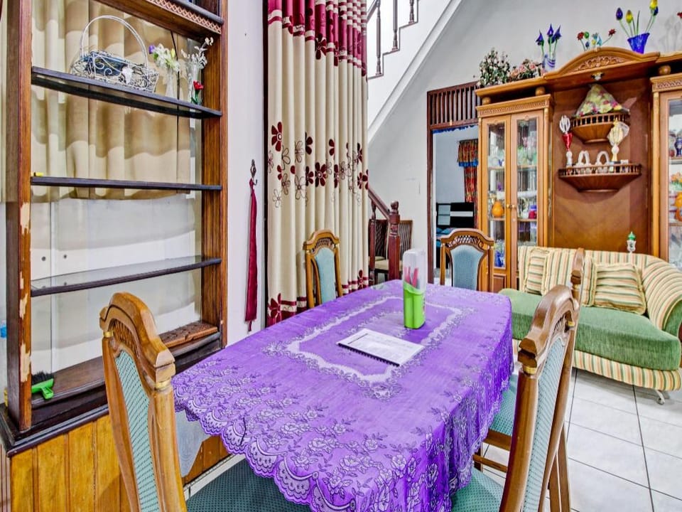 OYO 90543 An-nur Guest House Syariah Hotel in West Java