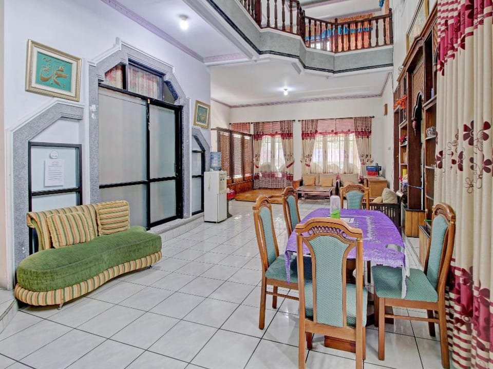 OYO 90543 An-nur Guest House Syariah Hotel in West Java