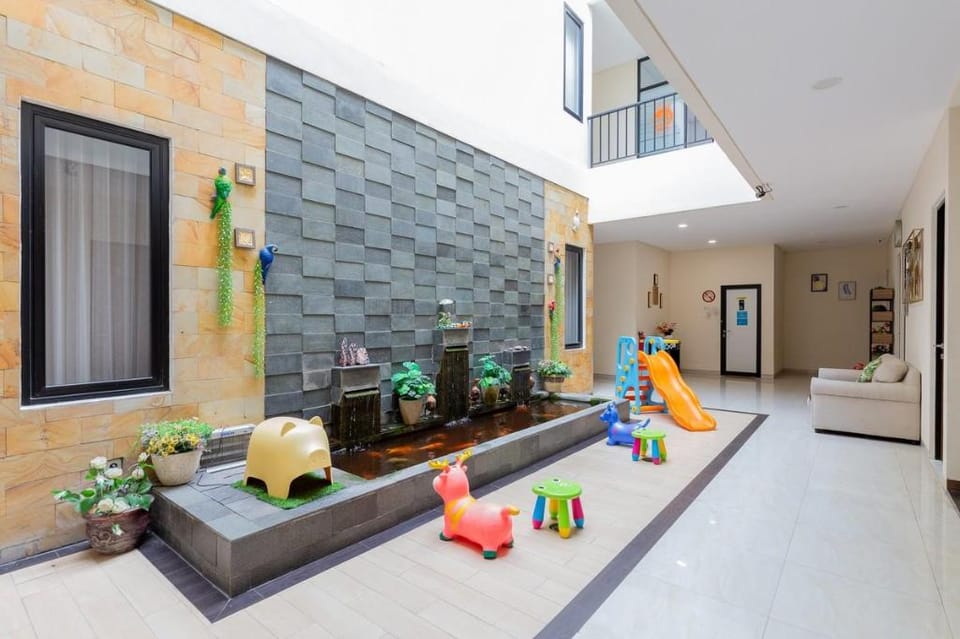 Sans Hotel Box Mansion Surabaya by RedDoorz Hotel in Surabaya