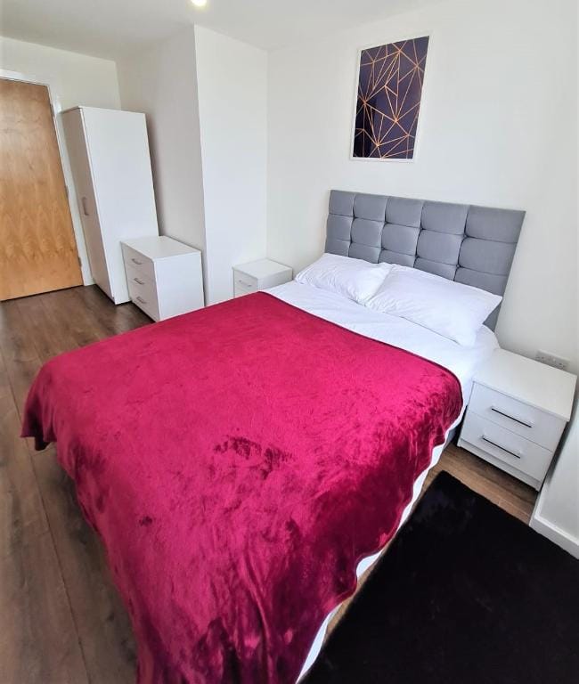 Central 2 Bedroom 2 Bathroom Apartment inc Parking Apartment in Liverpool