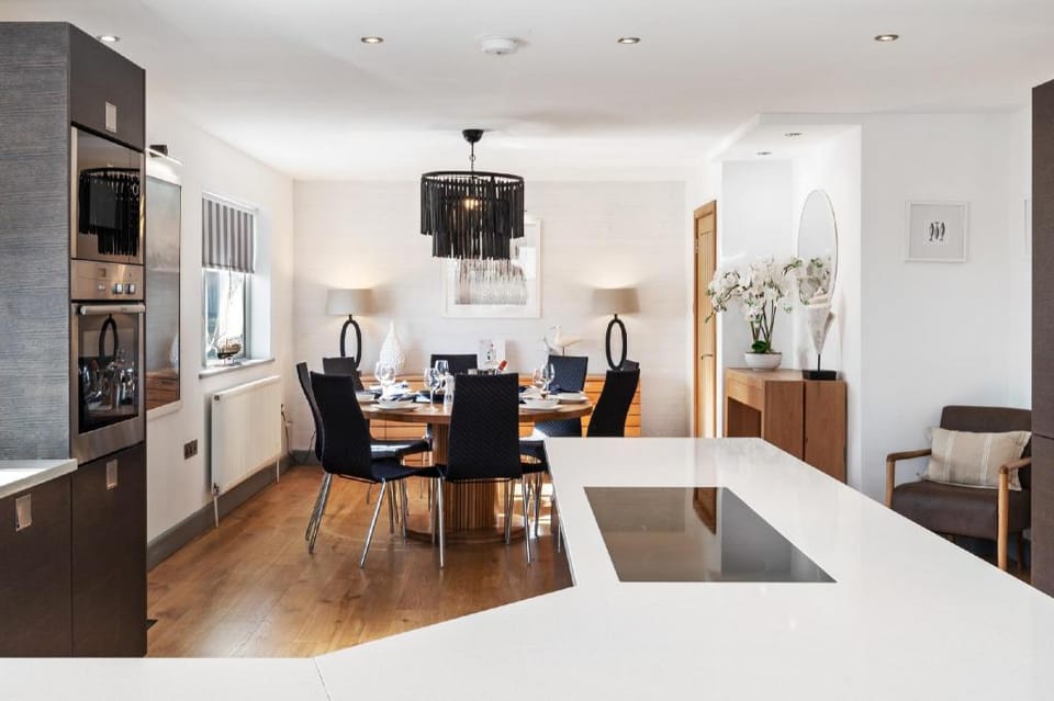 Oaktree Lodge - Luxury Cottage, Hot Tub, Sea Views Country House in Saundersfoot