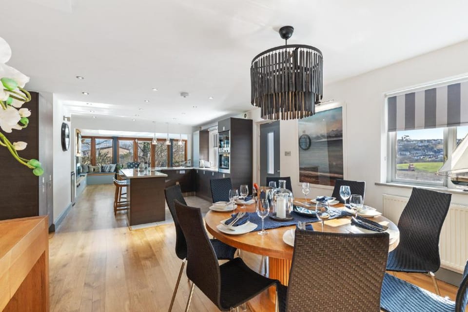 Oaktree Lodge - Luxury Cottage, Hot Tub, Sea Views Country House in Saundersfoot