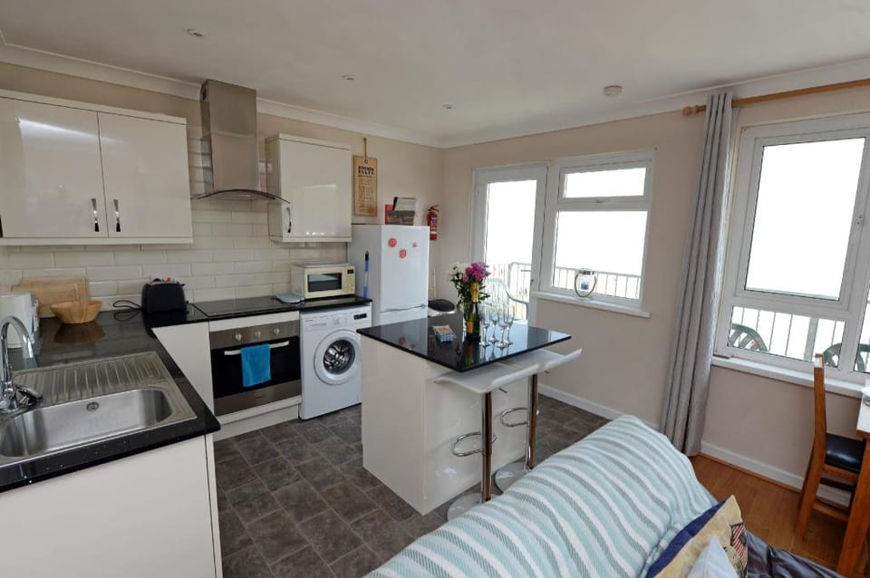 Sea Urchins Apartment - Sea Front with Views Apartment in Saundersfoot