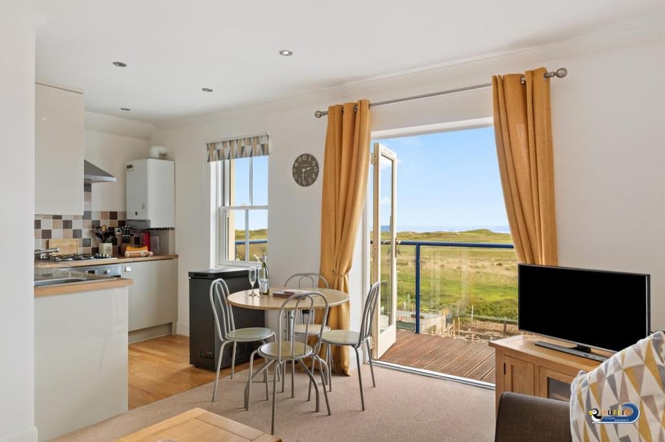 Surf Deck - Spectacular Views, Close to Beach Apartment in Wales