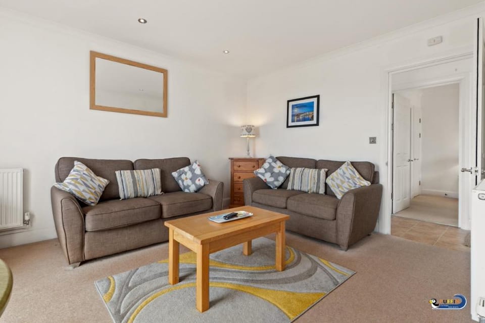 Surf Deck - Spectacular Views, Close to Beach Apartment in Wales