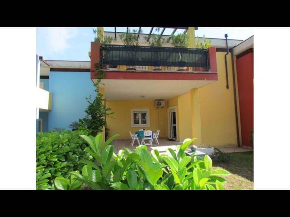 Beautiful and modern village with terraced houses and swimming pool Apartment in Bibione